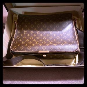 Luis Vuitton Messenger Bag